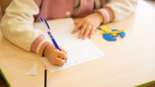 Den Stift richtig zu halten, ist nur eine der Herausforderungen, die Kinder ab der 1. Klasse ...