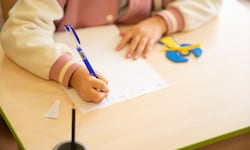Den Stift richtig zu halten, ist nur eine der Herausforderungen, die Kinder ab der 1. Klasse ...
