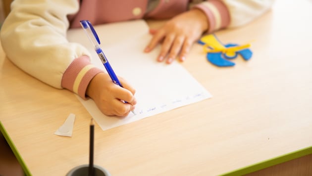 Den Stift richtig zu halten, ist nur eine der Herausforderungen, die Kinder ab der 1. Klasse ...