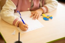 Den Stift richtig zu halten, ist nur eine der Herausforderungen, die Kinder ab der 1. Klasse ...