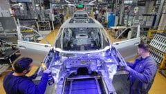 Im VW-Werk in Wolfsburg findet am Dienstag eine Betriebsversammlung statt. (Archivbild)