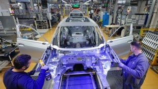 Im VW-Werk in Wolfsburg findet am Dienstag eine Betriebsversammlung statt. (Archivbild)