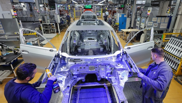 Im VW-Werk in Wolfsburg findet am Dienstag eine Betriebsversammlung statt. (Archivbild)