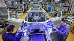Im VW-Werk in Wolfsburg findet am Dienstag eine Betriebsversammlung statt. (Archivbild)