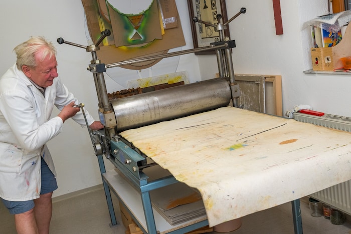 In seinem Atelier in Aich-Dob arbeitet Emil Oman auch an der Druckerpresse.