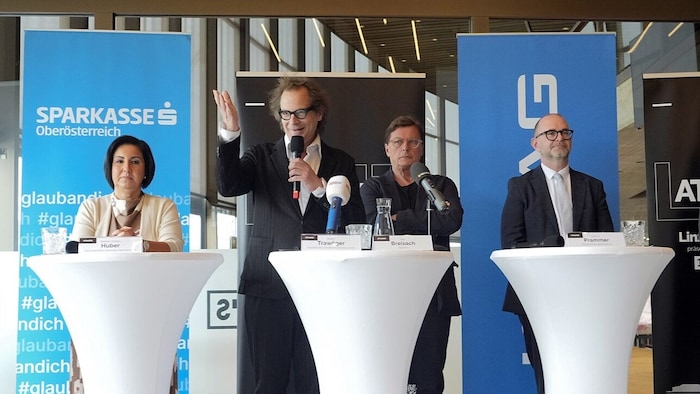 Von rechts nach links: Didi Prammer, Bürgermeister von Linz, Regisseur Felix Breisach, Intendant ...