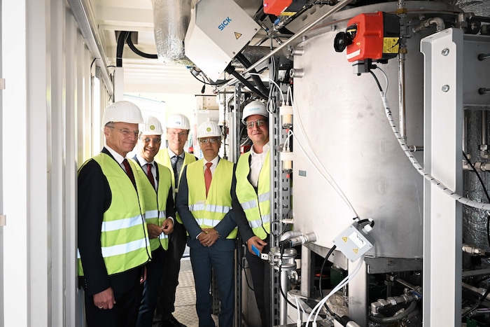 Die ÖVP-Politiker Stelzer und Hattmannsdorfer ließen sich das Projekt der Unternehmen ...