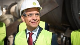 Wirtschafsminister Hattmannsdorfer (ÖVP warb bei einem Werksbesuch in Kichdorf für ein Aus ...