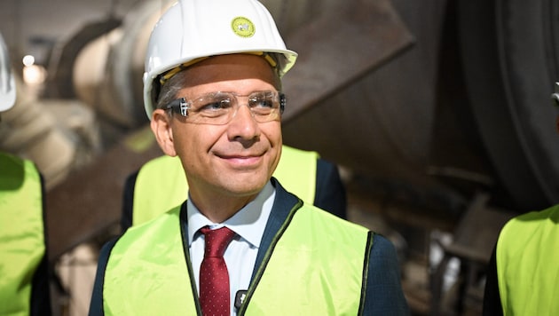 Wirtschafsminister Hattmannsdorfer (ÖVP warb bei einem Werksbesuch in Kichdorf für ein Aus des ...