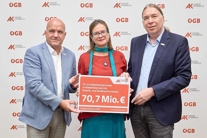 Präsentieren die erfolgreiche Halbjahresbilanz der AKNÖ: Markus Wieser, Vera Kmenta-Spalofsky, ...