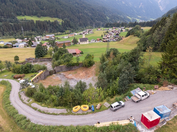 Dieses Geschiebebecken wird von der Gemeinde Dalaas geräumt, mit dem Material wird dann ein ...