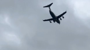 Die US-Transportmaschine im Landeanflug in Moskau