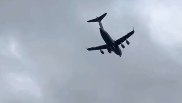 Die US-Transportmaschine im Landeanflug auf Moskau.
