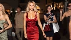 Für diesen Look braucht Brooks Nader einen Waffenschein! In hottem „Baywatch“-Rot zog die neue ...