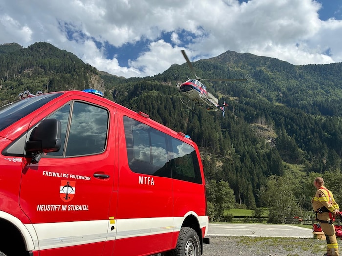 Die Libelle Tirol flog die Feuerwehrmänner zum Unglücksort.