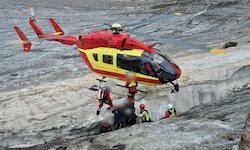 Mit einer Kufe am Eis angestützt landete der Notarzthubschrauber Martin 8 am Spaltenrand, um den ...