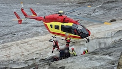 Mit einer Kufe am Eis angestützt landete der Notarzthubschrauber Martin 8 am Spaltenrand, um den ...
