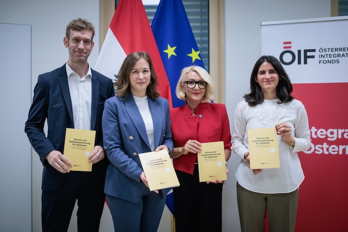 Bundesministerin Claudia Bauer (2.v.l.) gemeinsam mit Schuldirektor Mario Bugl-Havlis (l.), ...