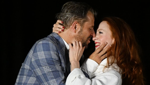 Philipp Hochmair und Roxane Duran als sinnliches Traumpaar am Domplatz.