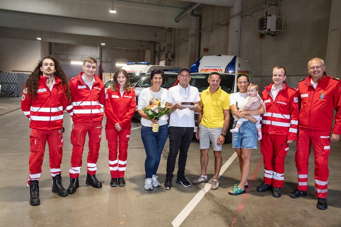 Stjepan Blazevic (M.) besuchte mit Familie und Nachbar Karlovcec seine Lebensretter.