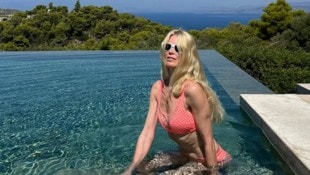 Mit diesem und noch weiteren Bikini-Schnappschüssen feiert Claudia Schiffer ihren 56. ...