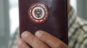 Der Gerichtsvollzieher (Symbolbild) war bereits zu Gast, dennoch verkaufte die Frau das ...