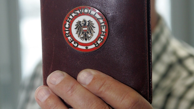 Der Gerichtsvollzieher (Symbolbild) war bereits zu Gast, dennoch verkaufte die Frau das ...