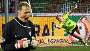 Wandelt auf den Spuren von Alex Manninger (li): Larissa Rusek (re).