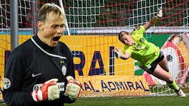 Wandelt auf den Spuren von Alex Manninger (li): Larissa Rusek (re).