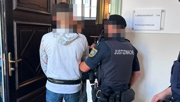 Der 28-jährige Angeklagte spielt die Tat vor Gericht in St. Pölten herunter.