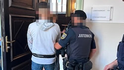 Der 28-jährige Angeklagte spielt die Tat vor Gericht in St. Pölten herunter.
