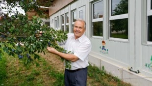 Bürgermeister Wolfgang Wagner freut sich über die Lösung im Obstgarten.