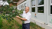 Bürgermeister Wolfgang Wagner freut sich über die Lösung im Obstgarten.