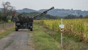 Panzerhaubitzen im freien Gelände sind ein seltener Anblick geworden. An der aktuellen Übung ...