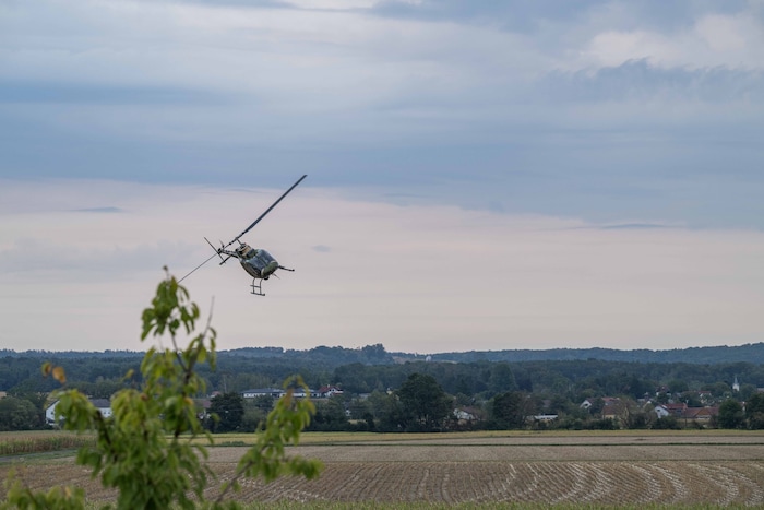 „Partei Blau“ kontert mit einem Hubschrauber ...