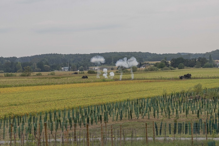 Verwendet wird Übungsmunition und Pyrotechnik. Damit wird ein möglichst realitätsnahes Szenario ...
