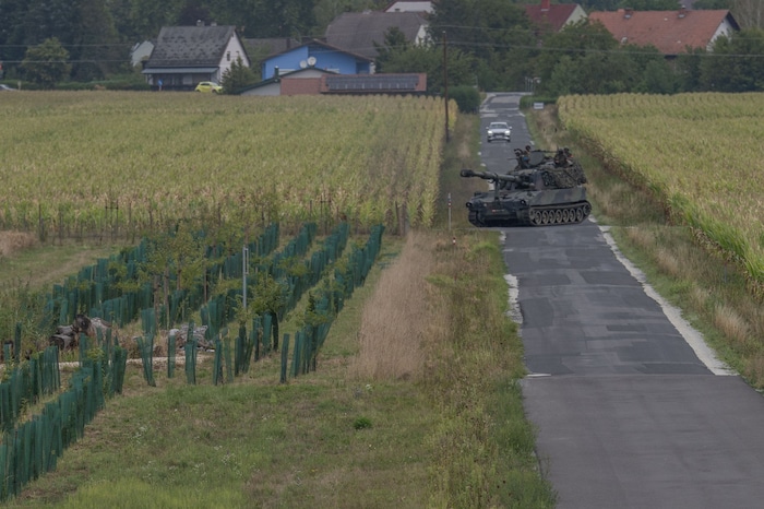 „Partei Rot“ fährt mit Panzerhaubitzen von Typ M109 auf ...