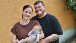 Kathi und Matthias mit ihrem Baby James bevor er ihnen wieder weggenommen wurde.