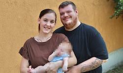 Kathi und Matthias mit ihrem Baby James bevor er ihnen wieder weggenommen wurde.