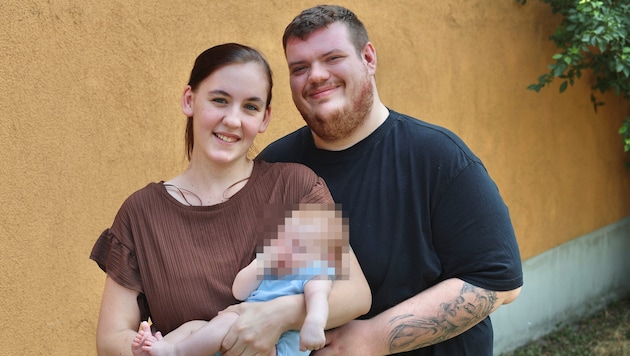 Kathi und Matthias mit ihrem Baby James bevor er ihnen wieder weggenommen wurde.