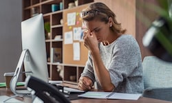 Wer krank ins Büro geht, kann auch Kollegen anstecken. (Symbolfoto)