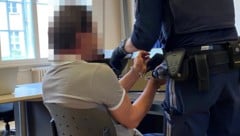 Der Angeklagte sitzt bereits eine Haftstrafe ab.