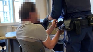 Der Angeklagte sitzt bereits eine Haftstrafe ab.
