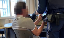 Der Angeklagte sitzt bereits eine Haftstrafe ab.