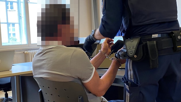 Der Angeklagte sitzt bereits eine Haftstrafe ab.