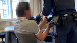 Der Angeklagte sitzt bereits eine Haftstrafe ab.