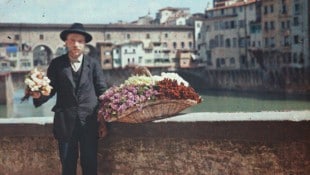Anonyme Aufnahme: Blumenverkäufer vom Ponte Vecchio, Florenz, nach 1907.