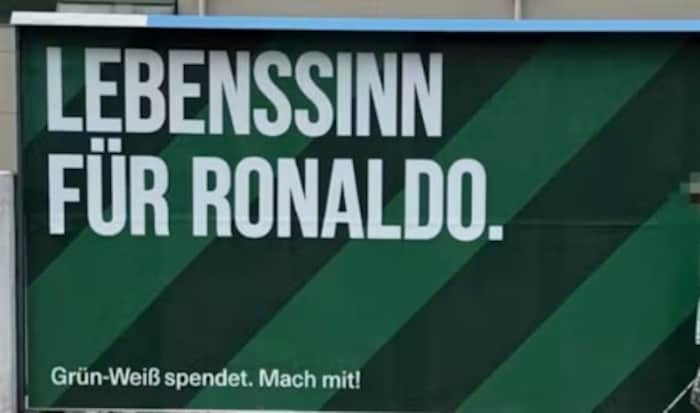 Die Plakate des „Roten Kreuz“ sorgten für Verwirrung – Rapid spielt bei der Hilfsaktion mit.