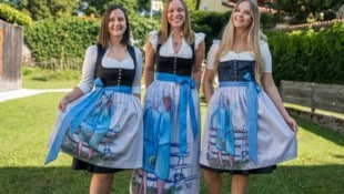 Die Mädels vom Gemeindeamt zeigen „Zwei Mädchen am Geländer“.