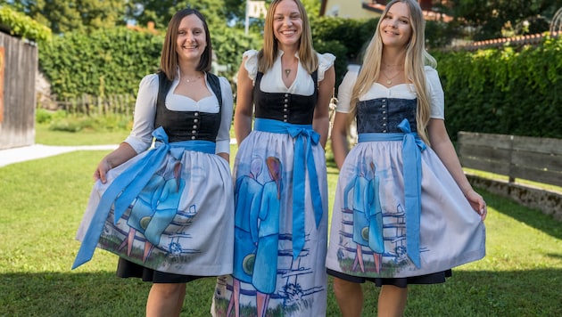 Die Mädels vom Gemeindeamt zeigen „Zwei Mädchen am Geländer“.